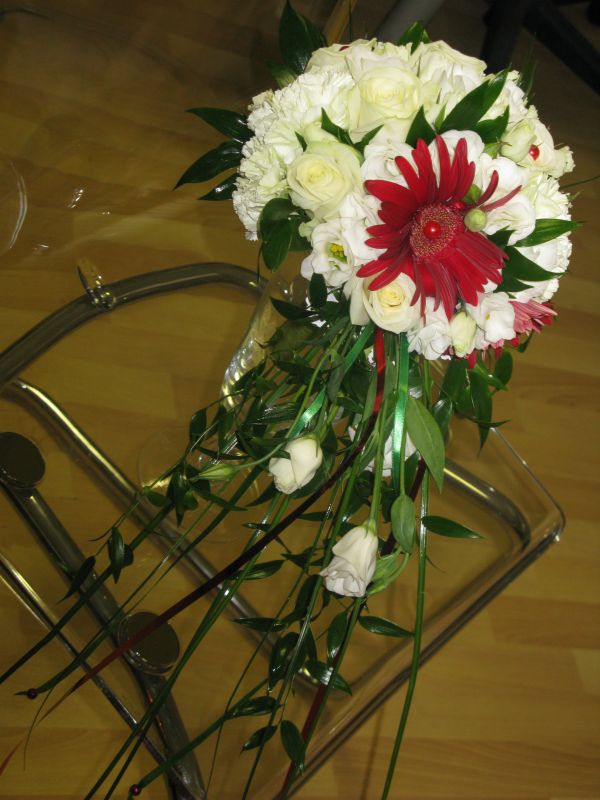 Букет с ярким акцентом из красной герберы, в составе - лизиантус, рускус итальянский, берграс, роза №2568 Цена:3200