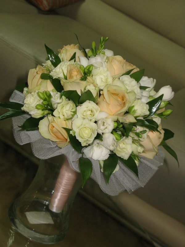 Нежный букет из розы, берграса, салала, украшенный жемчужинами №721 Цена:3500