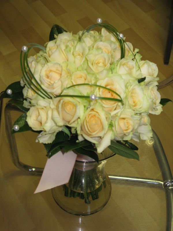 Великолепный букет из мелкой каллы,  фрезии, розы и стефанотиса №121 Цена:3700